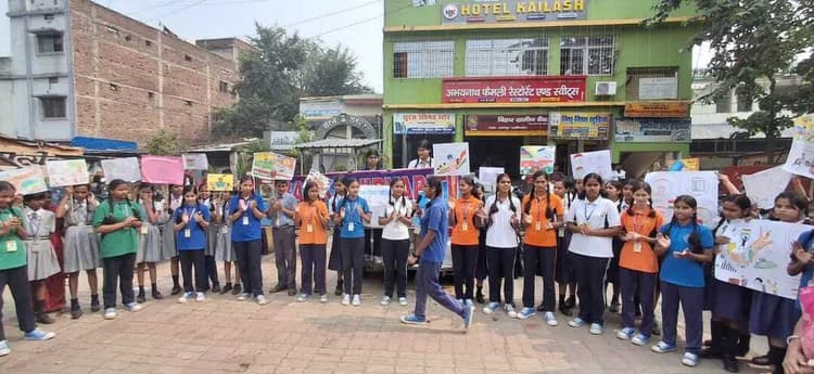 छात्राओं ने नुक्कड़ नाटक से मतदान के लिए किया जागरूक