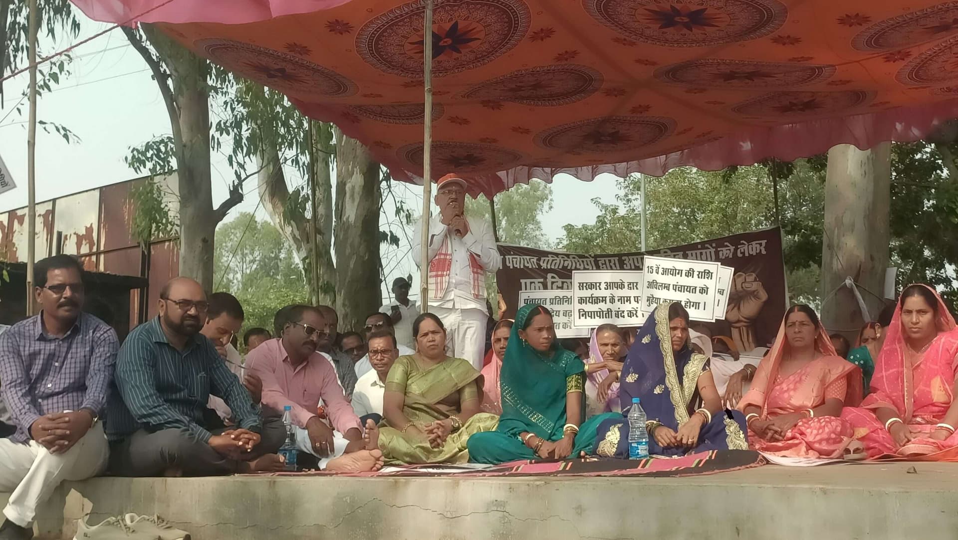 Giridih News :मांगों के समर्थन मुखिया संघ ने किया प्रदर्शन, दिया धरना