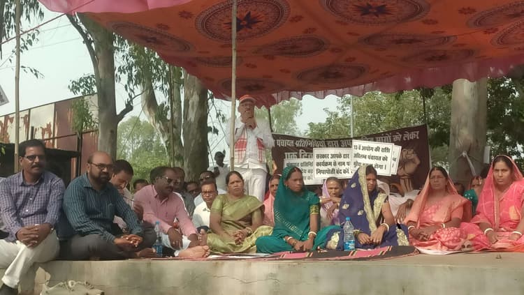 Giridih News :मांगों के समर्थन मुखिया संघ ने किया प्रदर्शन, दिया धरना
