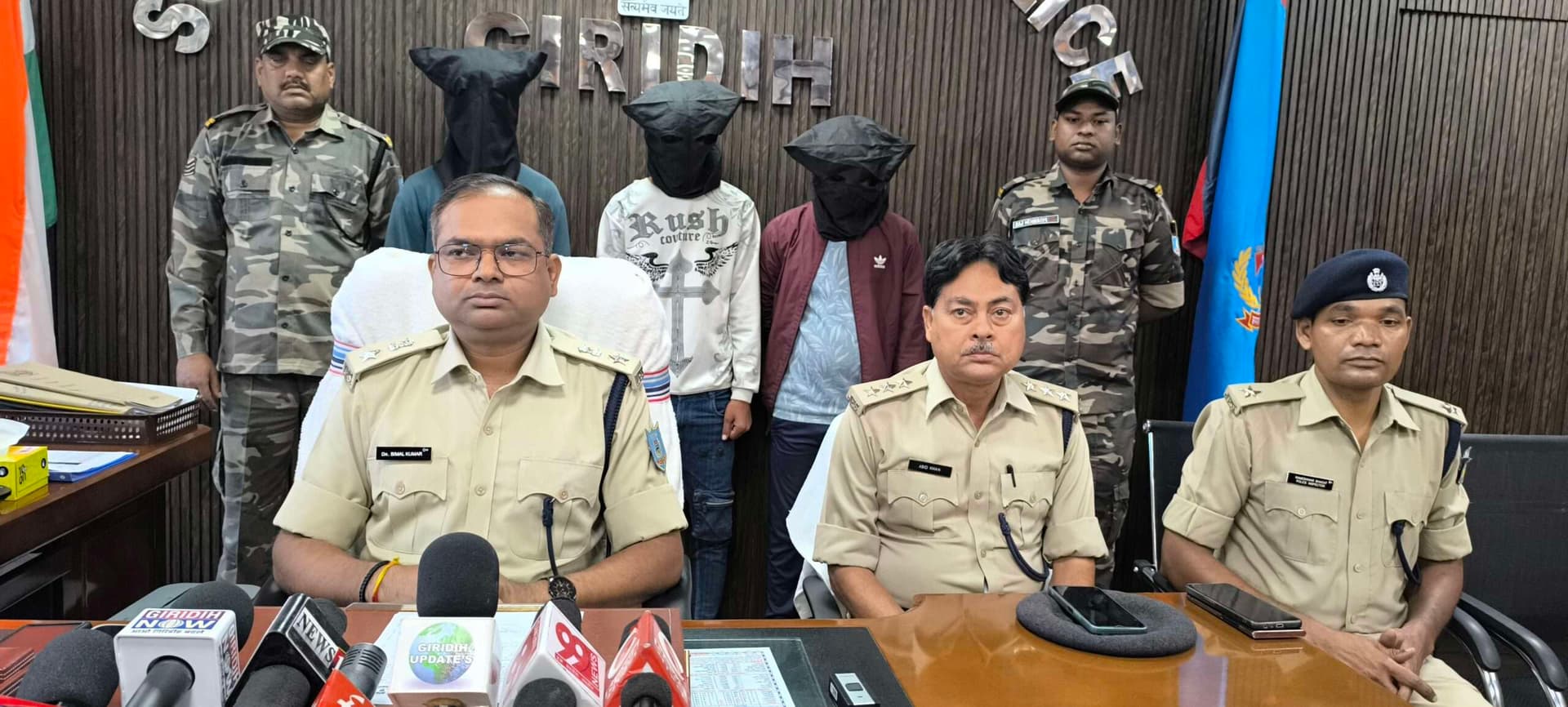 Giridih News :गिरिडीह-गांडेय मार्ग से तीन साइबर अपराधी गिरफ्तार, दो फरार
