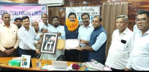 महाप्रबंधक एएन नायक को ट्रेड यूनियन ने किया सम्मानित