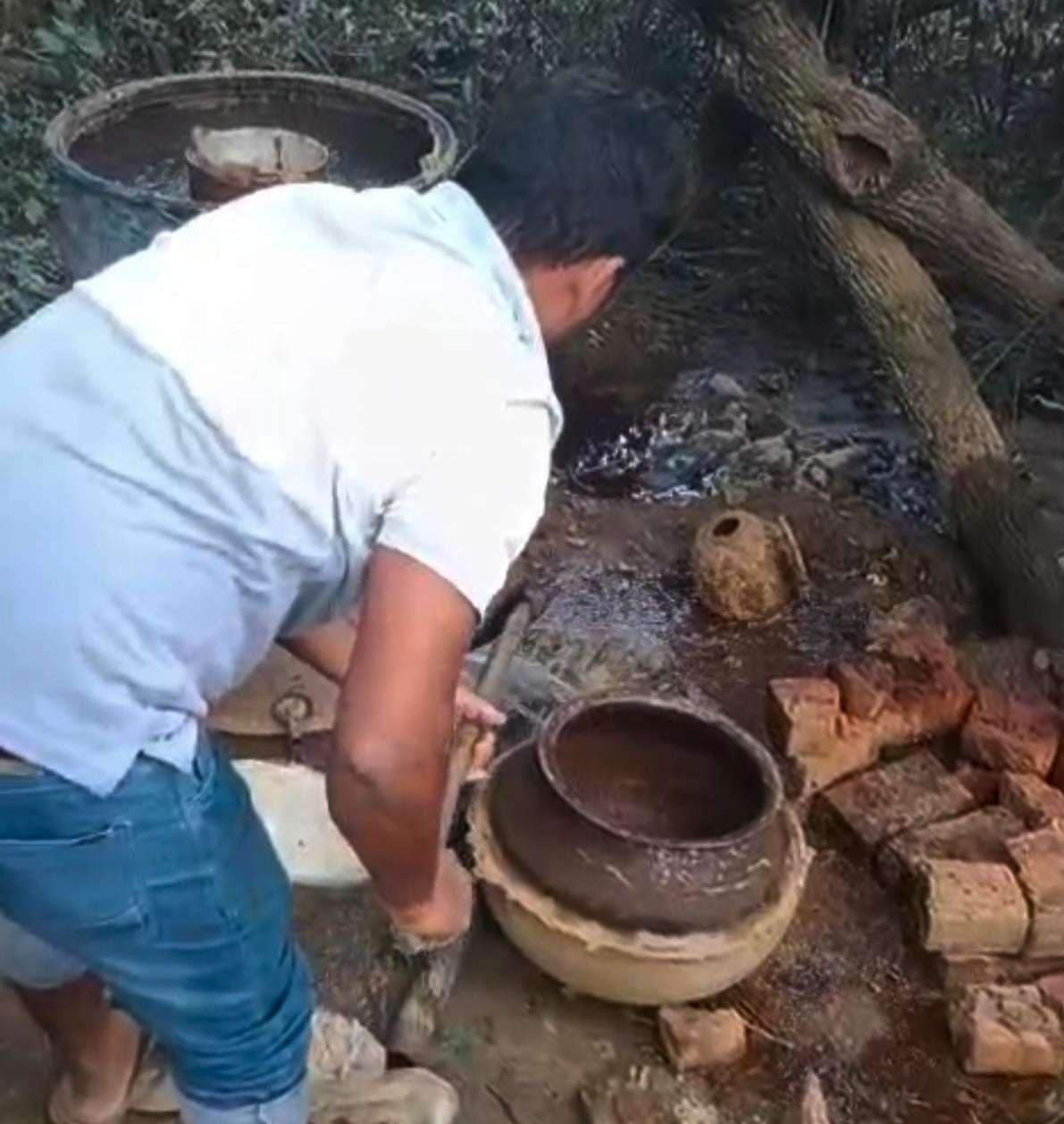 सड़ा गला महुआ, गुड़ सहित दो हजार लीटर देसी शराब की गयी नष्ट