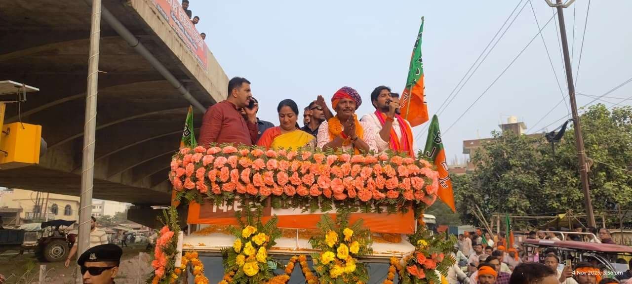 गोपालगंज में दिल्ली की सीएम रेखा गुप्ता का भव्य रोड शो, सुबास सिंह के लिए मांगा समर्थन