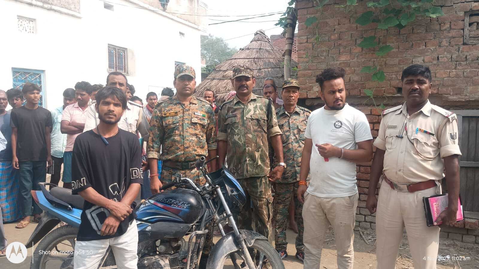 पुलिस ने चोरी की बाइक के साथ दो युवकों को पकड़ा