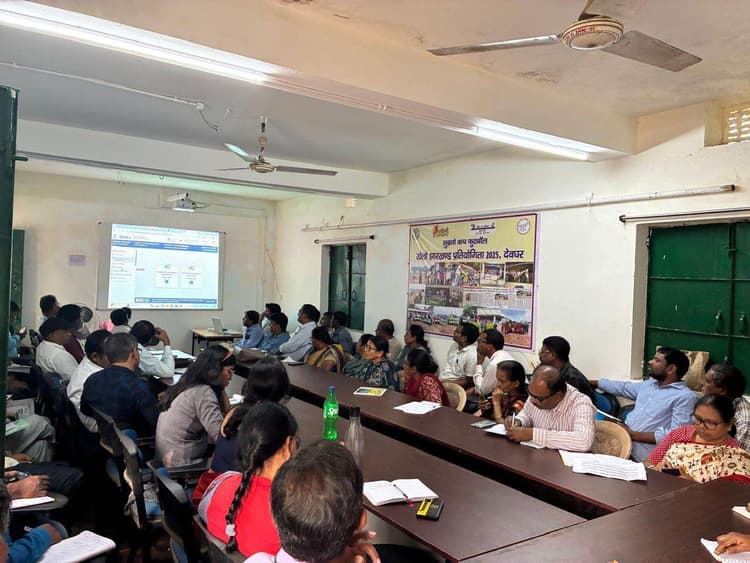 Deoghar news : शिक्षकों को प्रतिदिन ऑनलाइन हाजिरी बनाने का दिया निर्देश