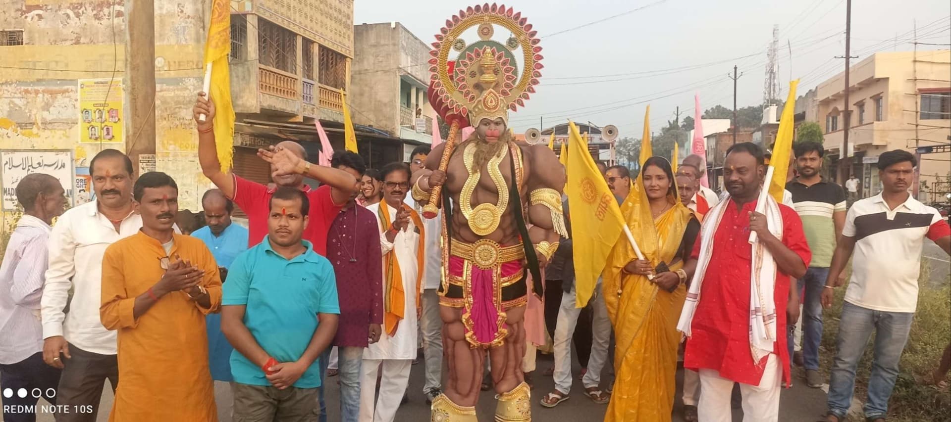 Dhanbad News : अखंड संकीर्तन महायज्ञ को लेकर महुदा में निकली शोभायात्रा
