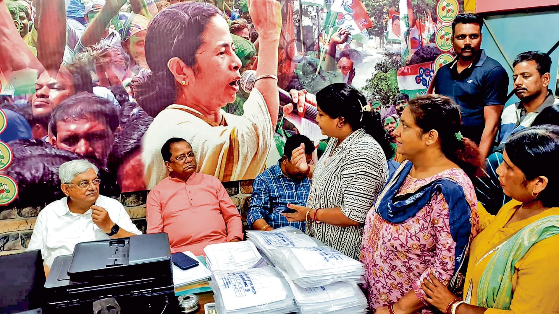 दुर्गापुर में बंटने लगे एसआइआर गणना प्रपत्र