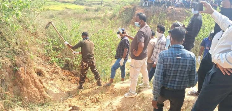 बोरे में लिपटा कंकालनुमा शव गड्ढे से बरामद
