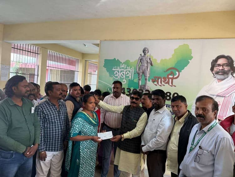 विधायक ने आपदा पीड़ित परिवारों के बीच 29 लाख के चेक बांटे