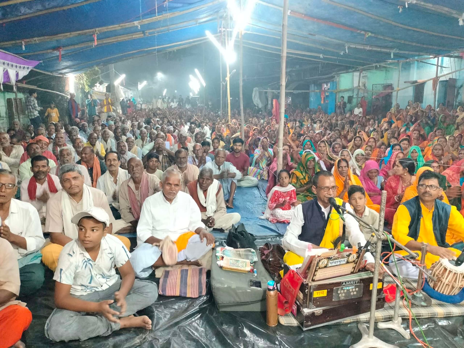 पुष्प वर्षा कर भक्तों ने मनाया श्रीराम जन्मोत्सव