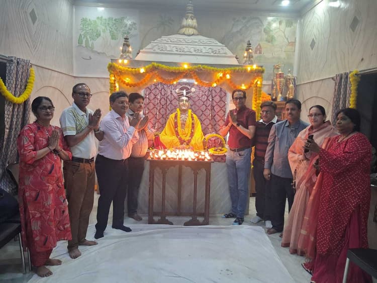 Deoghar news : पागलबाबा आश्रम में देव दीपावली पर जलाये गये 1100 दीये