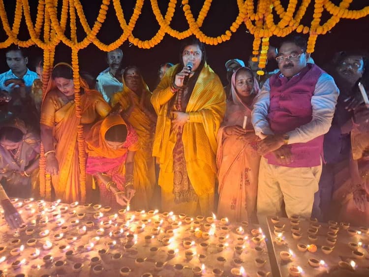 मनिहारी गंगा घाट पर दीप दान उत्सव मना