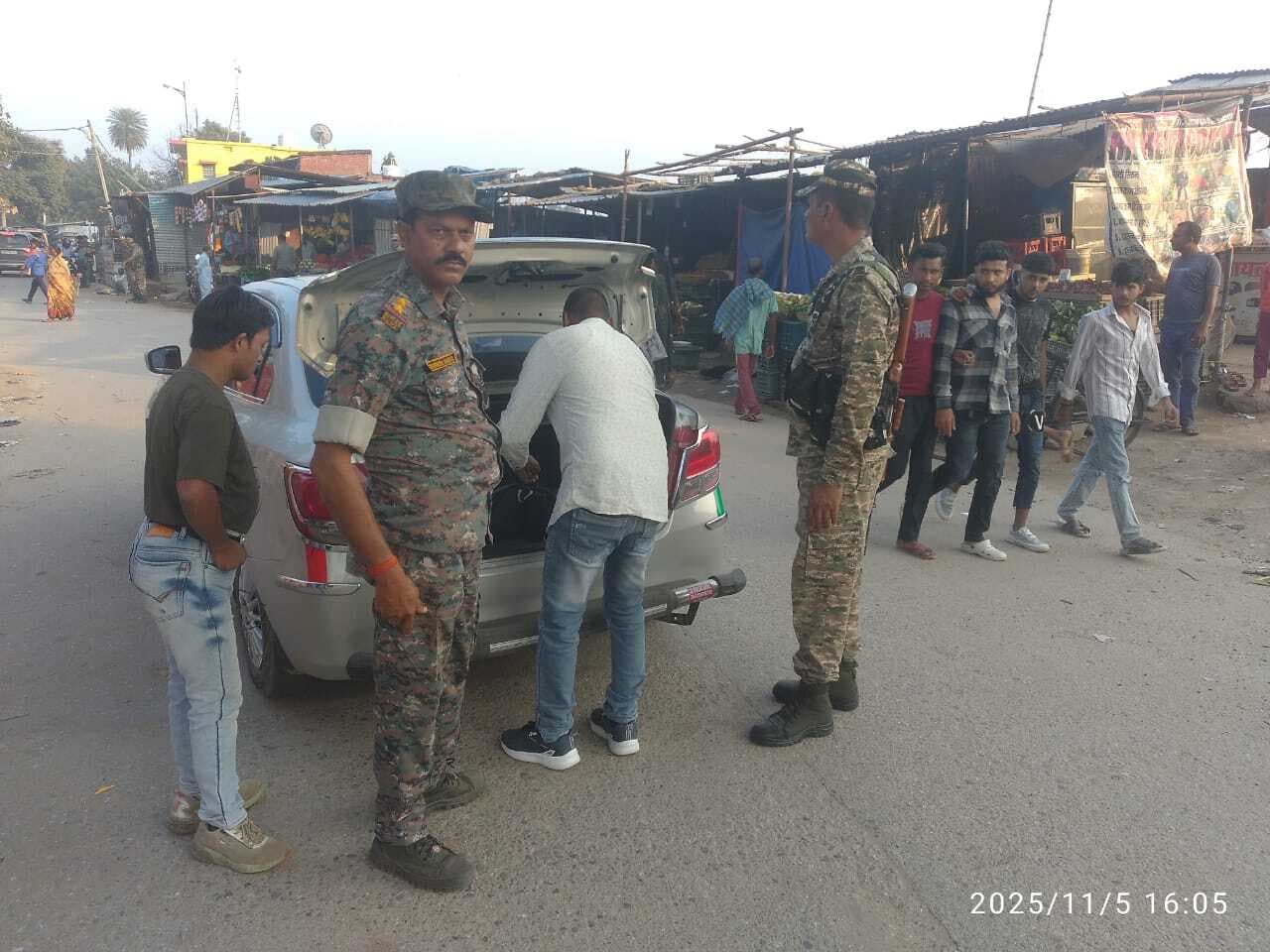 पुलिस व अर्धसैनिक बलों ने संयुक्त रूप से चलाया सर्च अभियान