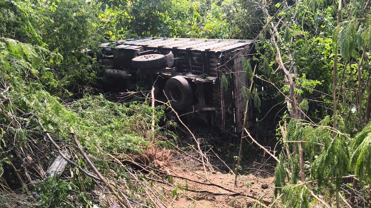 मालवाहक वाहन पलटा, बचे चालक व सहचालक