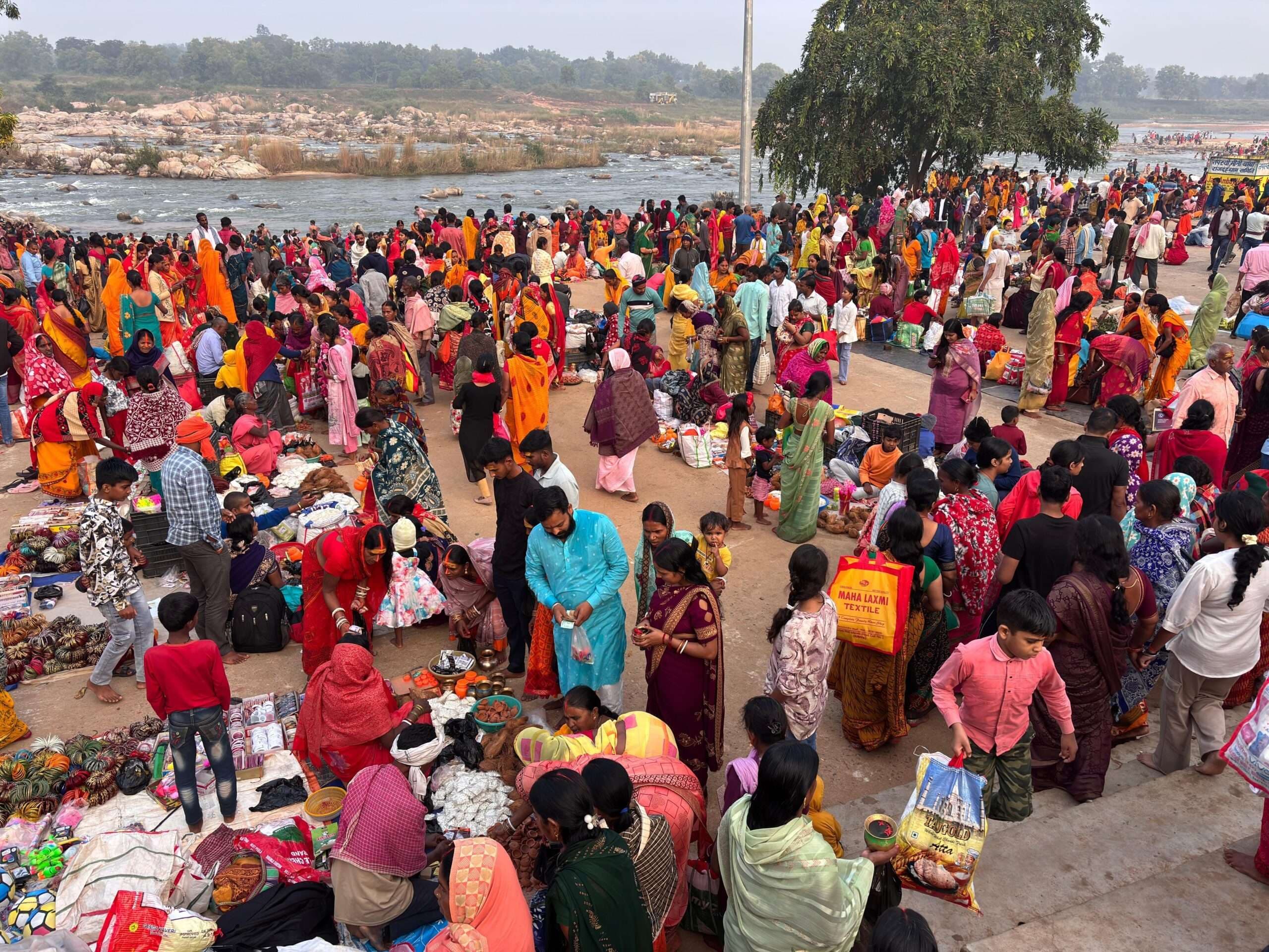 Giridih News :कार्तिक पूर्णिमा पर राजदहधाम में श्रद्धालुओं ने की पूजा-अर्चना