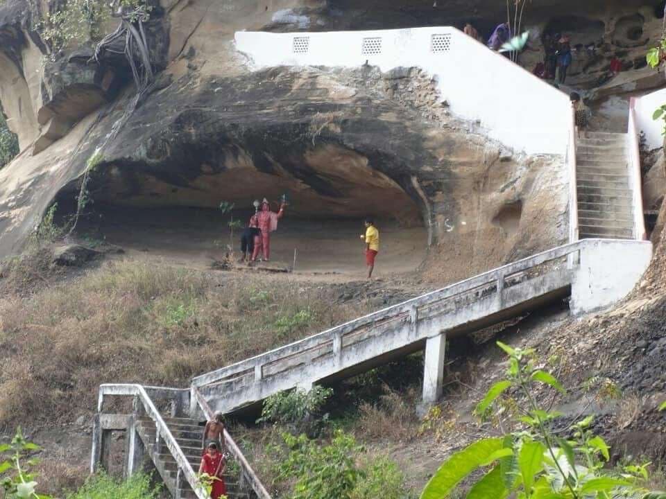 Giridih News :तिसरी के कबूतरी पहाड़ पर हुई विशेष पूजा-अर्चना