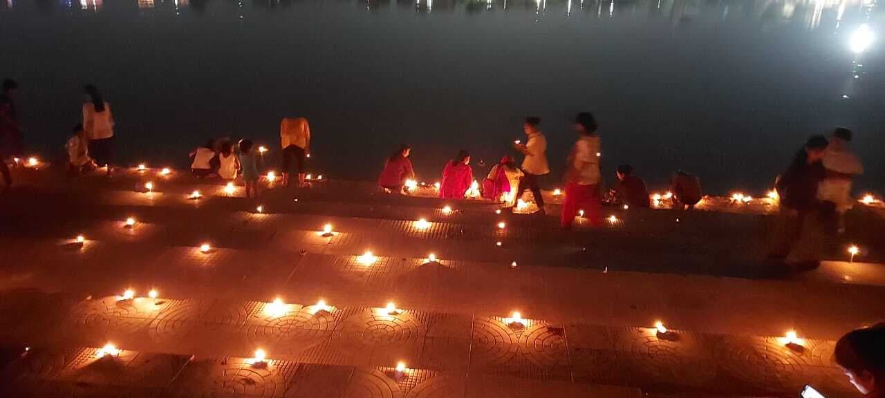 धूमधाम से मनाया गया देव दीपावली पर्व, लोगों ने गंगा स्नान कर दिया दान