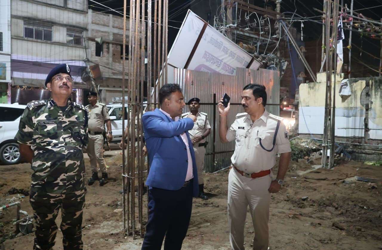 शांतिपूर्ण मतदान के लिए डीएम-एसपी ने किया रूट मार्च