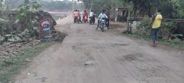 बसुवा चौक से ऊर्जानगर जाने वाली मुख्य सड़क जर्जर