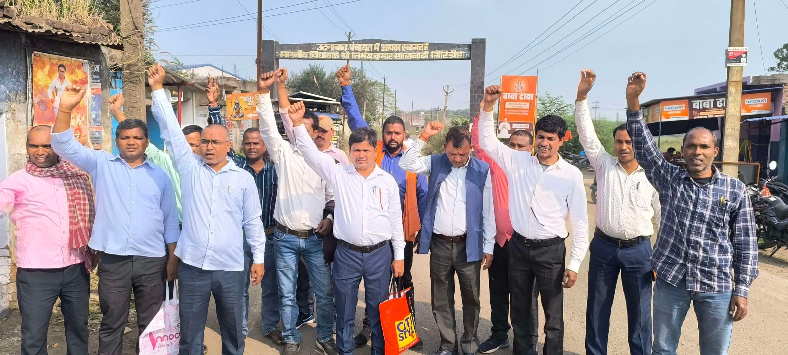 Giridih News :प्रशासनिक रोक के बावजूद राज्यभर के शिक्षक मंत्री आवास घेरने पहुंचे गिरिडीह