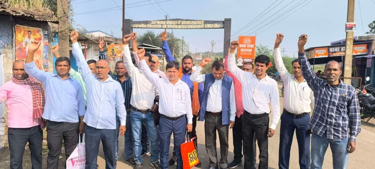 Giridih News :प्रशासनिक रोक के बावजूद राज्यभर के शिक्षक मंत्री आवास घेरने पहुंचे गिरिडीह
