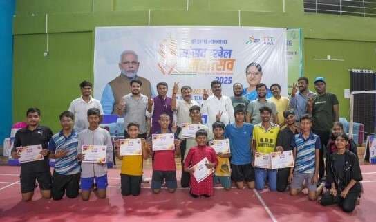 Giridih News :सांसद खेल महोत्सव के तहत बैडमिंटन प्रतियोगिता का समापनभारत के युवाओं में खेल के प्रति नई चेतना जगा रहा है सांसद खेल महोत्सव : मुकेश जालान5. गिरिडीह. 113, 114. विजेता प्रतिभागी को पुरस्कृत करते अतिथि व प्रतियोगिता में शामिल प्रतिभागीगिरिडीह. सांसद खेल महोत्सव 2025 के तहत गिरिडीह में आयोजित बैडमिंटन प्रतियोगिता का समापन बुधवार को हुआ. फाइनल इंडोर स्टेडियम में खेला गया. मुख्य अतिथि सांसद प्रतिनिधि दिनेश यादव, सुरेश मंडल, संयोजक मुकेश जालान, टूर्नामेंट प्रभारी नागेंद्र, मुकेश तथा आइटी सेल संयोजक शाहिल शर्मा थे. इस दौरान प्रधानमंत्री नरेंद्र मोदी का प्रेरणादायक संदेश भी साझा किया गया. उन्होंने कहा कि सांसद खेल महोत्सव भारत के युवाओं में खेल और स्वास्थ्य के प्रति नयी चेतना जगा रहा है. खेल केवल शरीर को ही नहीं, बल्कि मन और आत्मा को भी सशक्त बनाते हैं. जब युवा मैदान में उतरते हैं, तब भारत आत्मविश्वास से भरा और विजयी बनता है. खिलाड़ियों व दर्शकों ने तालियों से इसका स्वागत किया.ये रहे विजेता : पुरुष सीनियर डबल्स वर्ग के फाइनल में रोशन कुमार व आदर्श पांडेय ने अभिषेक कुमार व अमन सलूजा को हराया. वहीं, बालक सीनियर सिंगल में अंकित कुमार विजेता और अंकित यादव उपविजेता रहे. पुरुष 40 प्लस आयु वर्ग के डबल में संजीव कुमार व विनय कुमार सिंह ने रोहित कुमार और सुनील बगेड़िया को हराया. बालिका 15 प्लस आयु वर्ग में राशि कुमारी विजेता और काश्वी कृष्णांग उपविजेता रहीं. अतिथियों ने सभी विजेताओं को प्रमाणपत्र दिया. सांसद प्रतिनिधि दिनेश यादव ने कहा कि सांसद खेल महोत्सव का उद्देश्य युवाओं को फिटनेस और अनुशासन की राह पर प्रेरित करना है. उन्होंने कहा कि प्रधानमंत्री नरेंद्र मोदी के फिट इंडिया युवा इंडिया अभियान को धरातल पर उतारने का यह उत्कृष्ट उदाहरण है. संयोजक मुकेश जालान ने कहा कि कोडरमा लोकसभा क्षेत्र के प्रत्येक प्रखंड में प्रतियोगिताएं आयोजित की जा रहीं हैं, ताकि ग्रामीण स्तर से प्रतिभाशाली खिलाड़ियों को पहचान मिल सके. आयोजन समिति ने बताया कि सांसद खेल महोत्सव का अगला चरण में 14 नवंबर को एथलेटिक्स व वॉलीबॉल प्रतियोगिता होगी. प्रतियोगिता एचई हाइस्कूल ग्राउंड गिरिडीह में सुब नौ बजे से शुरू होगी.बैडमिंटन प्रतियोगिता का समापन