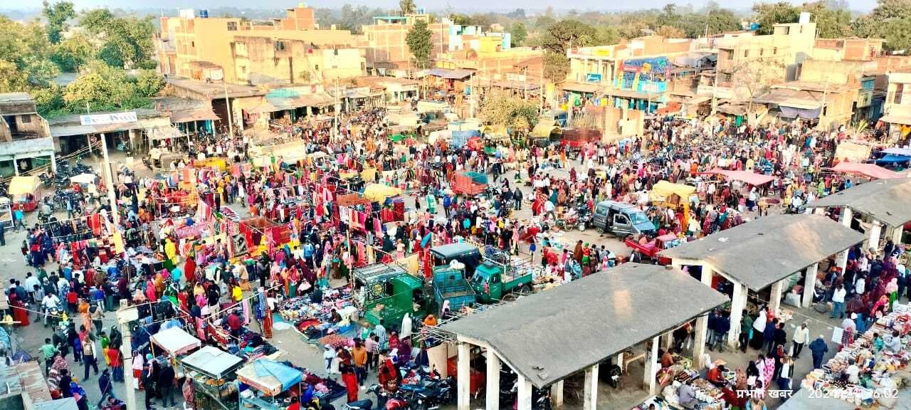 Giridih News :साप्ताहिक हाट में चरमरायी धोड़थंभा बाजार की ट्रैफिक व्यवस्था