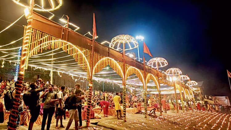 देव दीपावली पर रामकृष्णपुर घाट पर दिखा दीयों का अद्भुत नजारा