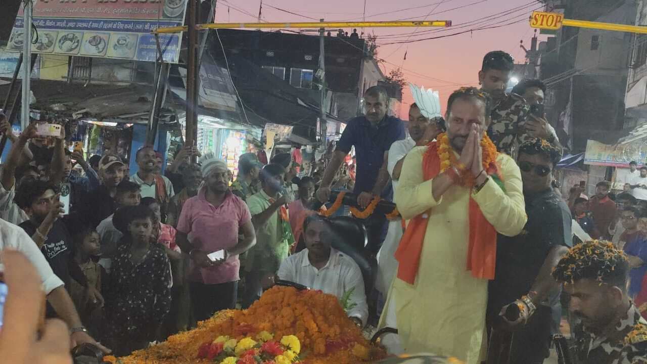 मंत्री ने बसंतपुर व वीरपुर में किया रोड शो, लोगों ने जेसीबी से बरसाए फूल
