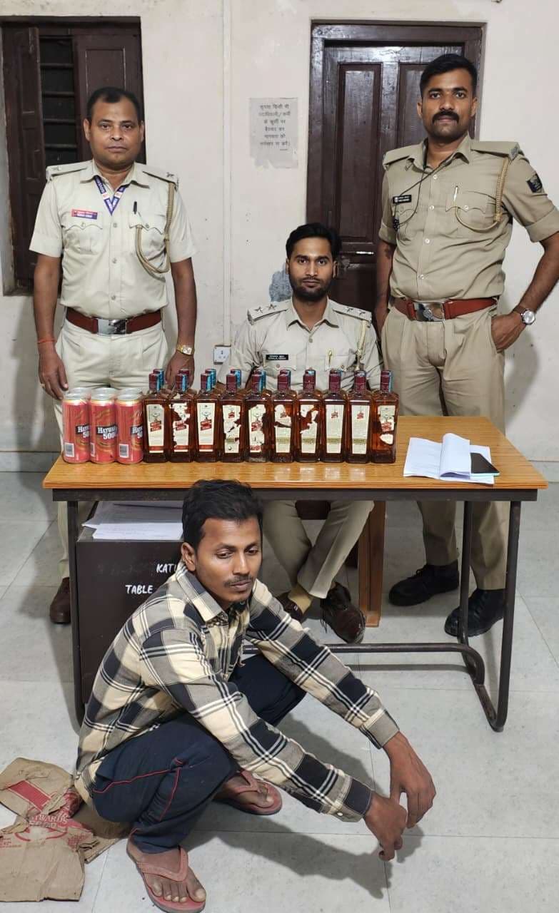 13 लीटर शराब के साथ दो तस्कर गिरफ्तार