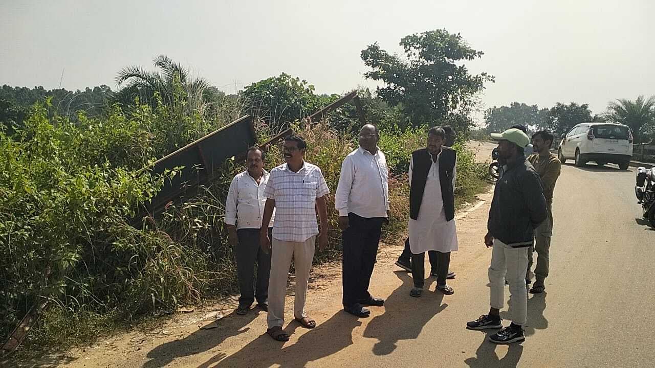 Giridih News :पत्थर व बालू माफिया ने किया बैरियर क्षतिग्रस्त