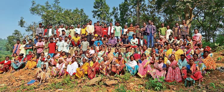 Chaibasa News : शारदा आंगनबाड़ी केंद्र की सेविका और सहायिका को हटाने की मांग