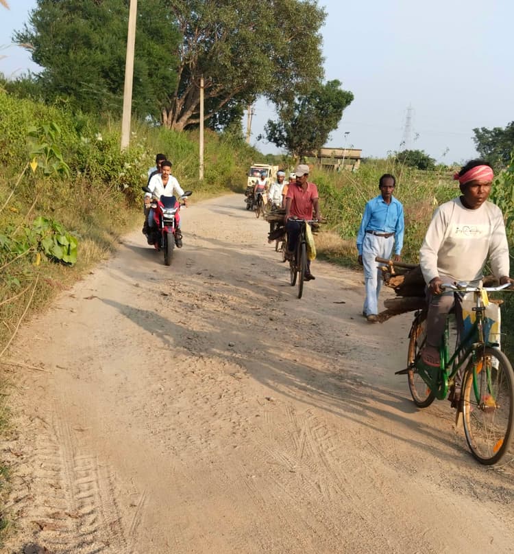 Bokaro News: पेटरवार-बरईकलां सड़क जर्जर होने से आवागमन में भारी परेशानियों का सामना करते हैं ग्रामीण
