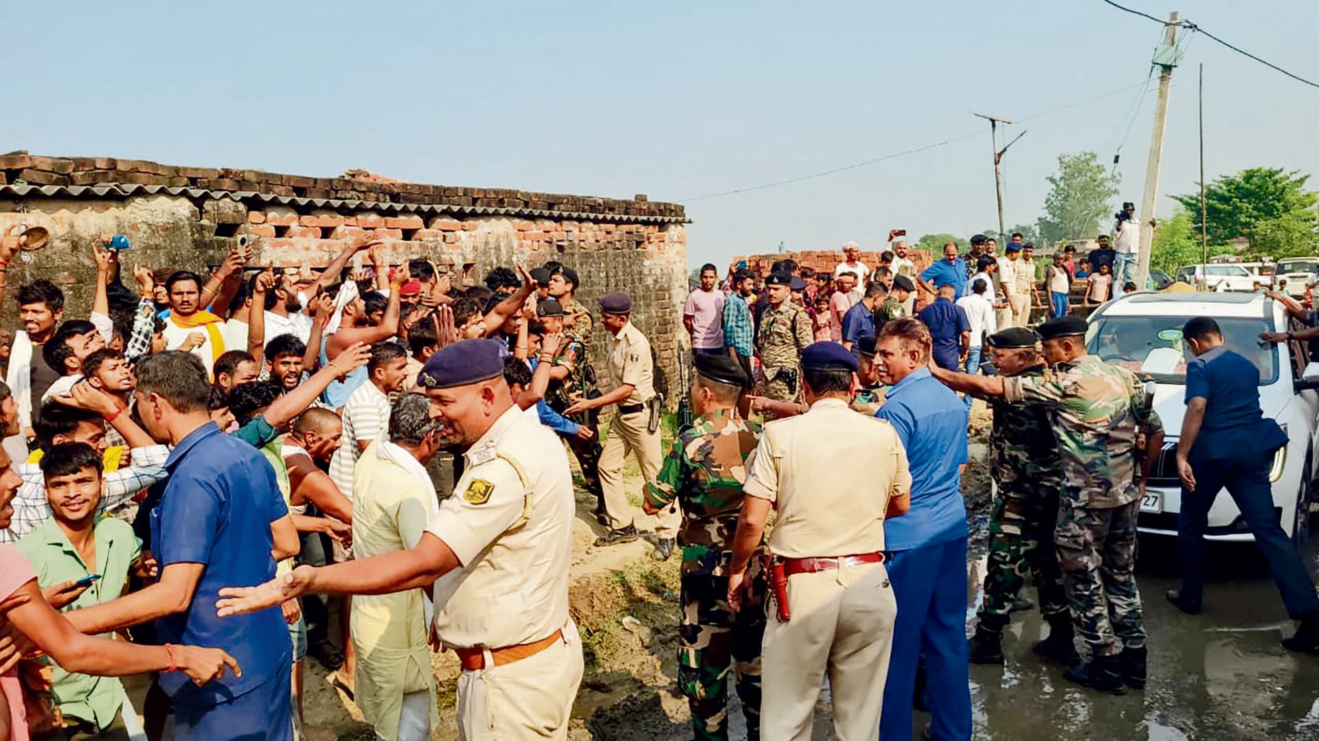 डिप्टी सीएम विजय सिन्हा के काफिले पर पथराव