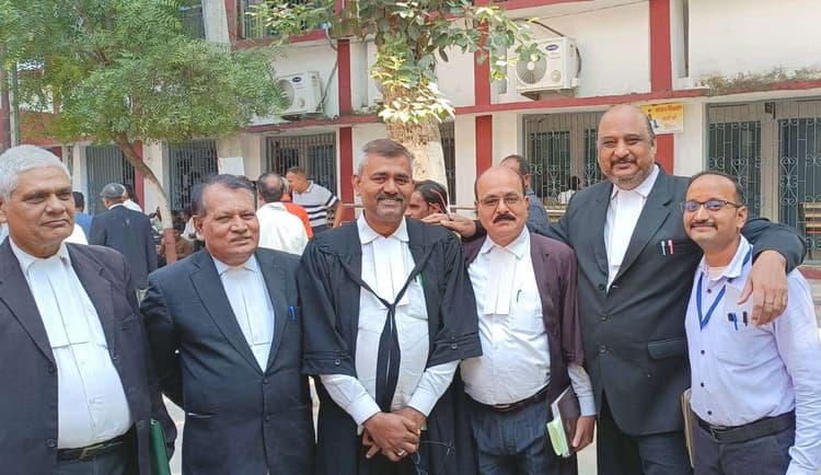 वोट देकर लोकतांत्रिक व्यवस्था को करें मजबूत