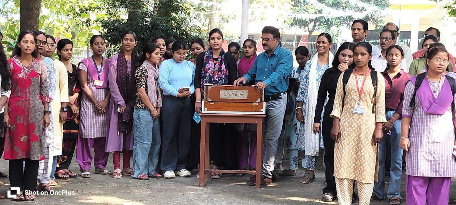 एमयू मुख्यालय व विभिन्न कॉलेजों में आयोजित किये गये वंदे मातरम सामूहिक गायन