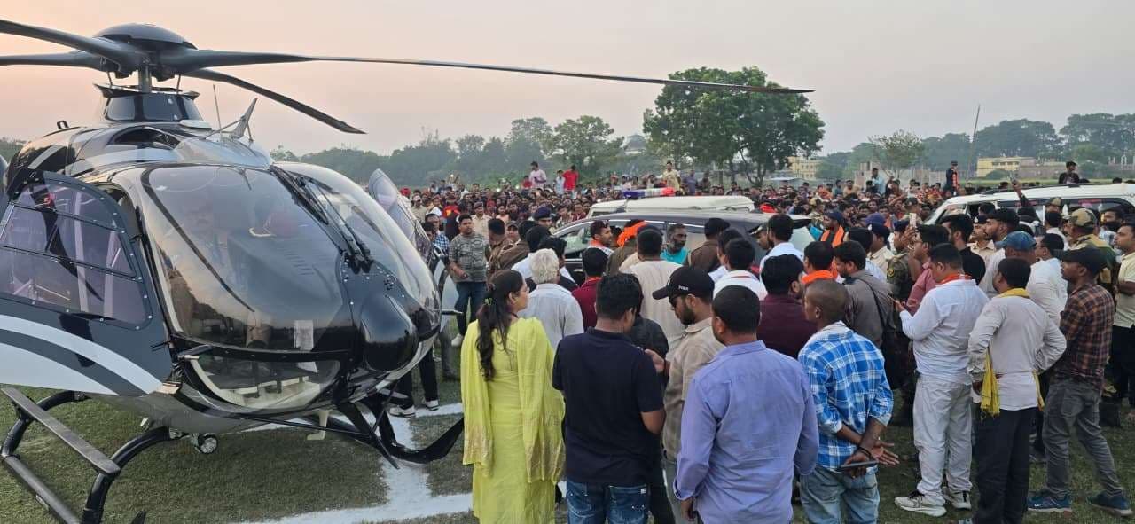 आजमनगर पहुंचे निरहुआ के हेलीकॉप्टर का फ्यूल खत्म, नहीं भरी उड़ान