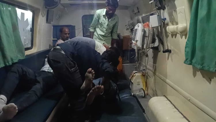 सिधवलिया में वोट पूछने पर की मारपीट, तीन लोग घायल