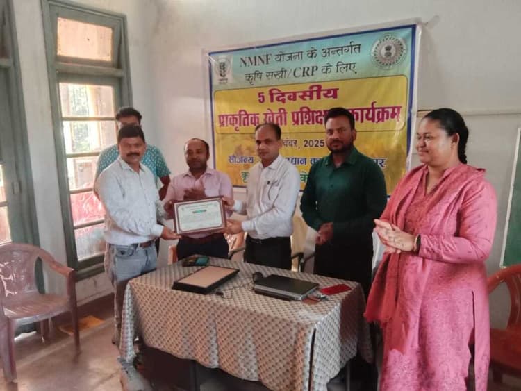 Deoghar news : किसानों व ग्रामीण समुदाय को प्राकृतिक खेती के सिद्धांत व तकनीक की दी जानकारी