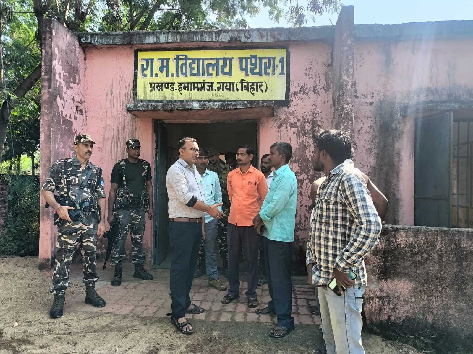 वोट बहिष्कार करनेवाले ग्रामीणों से मिले बीडीओ, मतदान में होंगे शामिल