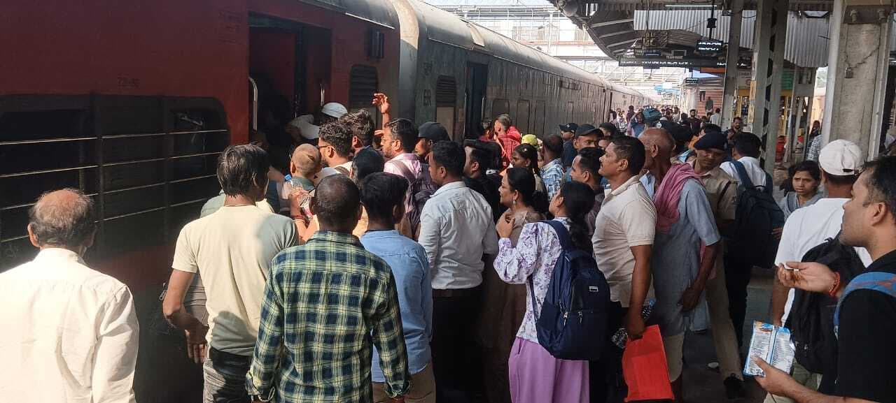 ट्रेनों में भीड़ नियंत्रण मॉनिटरिंग करने एडीआरएम पहुंचे जमालपुर