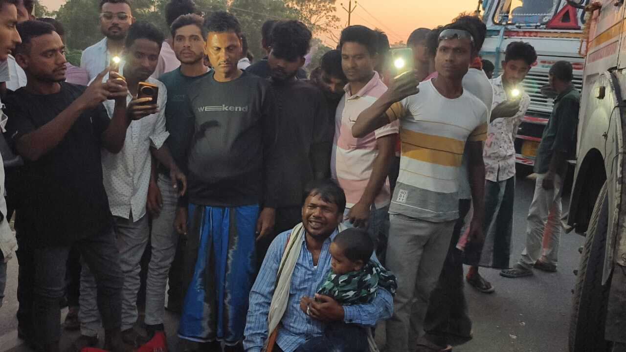 जलसा सुनने जा रही महिला की ट्रक से कुचलकर मौत, आक्रोशित लोगों ने किया सड़क जाम