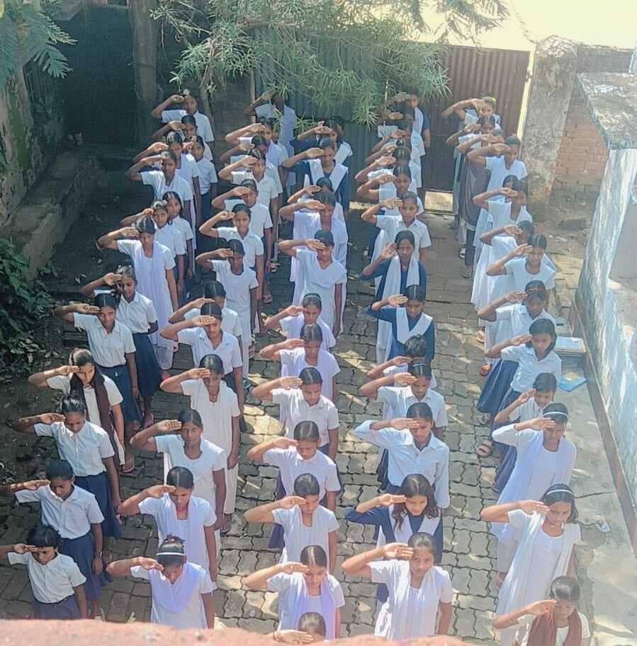 स्कूली बच्चों ने सामूहिक रूप से वंदे मातरम गीत को गाया