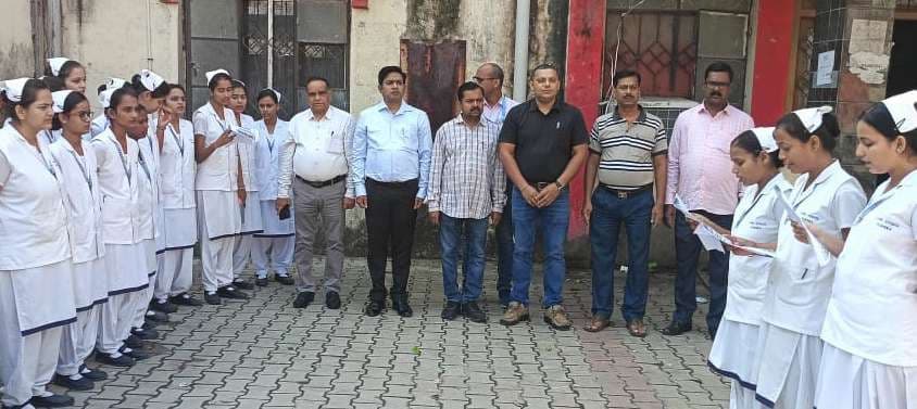 स्वास्थ्यकर्मियों ने मिलकर गाया वन्देमातरम