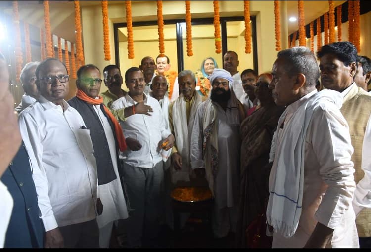 hajipur news. पूर्व विधायक योगेंद्र साहू व उनकी पत्नी की प्रतिमा का अनावरण