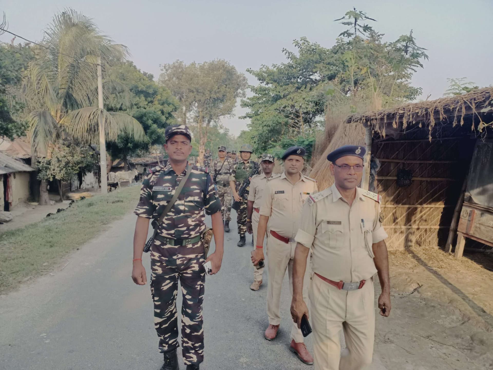 bihar election 2025 : चुनाव को लेकर निकाला गया फ्लैग मार्च