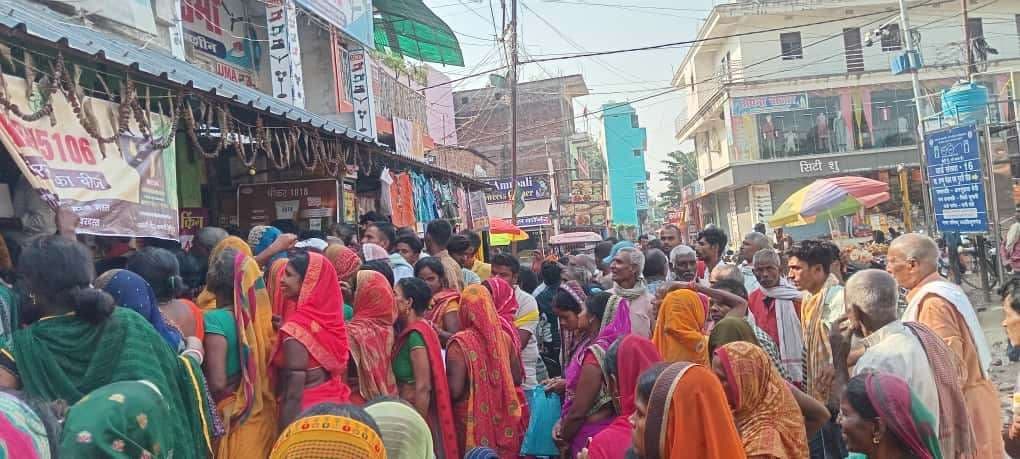 किसानों ने दुकानदार पर अनुदानित दर पर मिलने वाले बीज का अधिक दाम वसूलने का लगाया आरोप