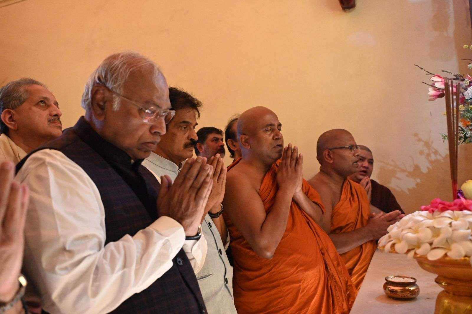 मल्लिकार्जुन खरगे ने महाबोधि मंदिर में की पूजा-अर्चना
