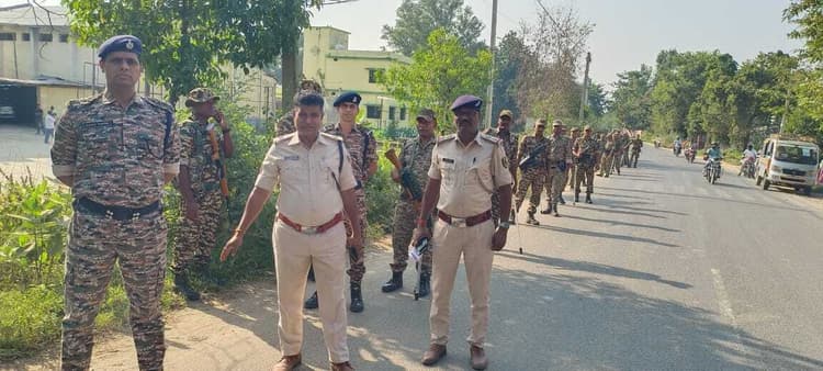 विधानसभा चुनाव को ले बीएसएफ जवानों ने किया फ्लैग मार्च