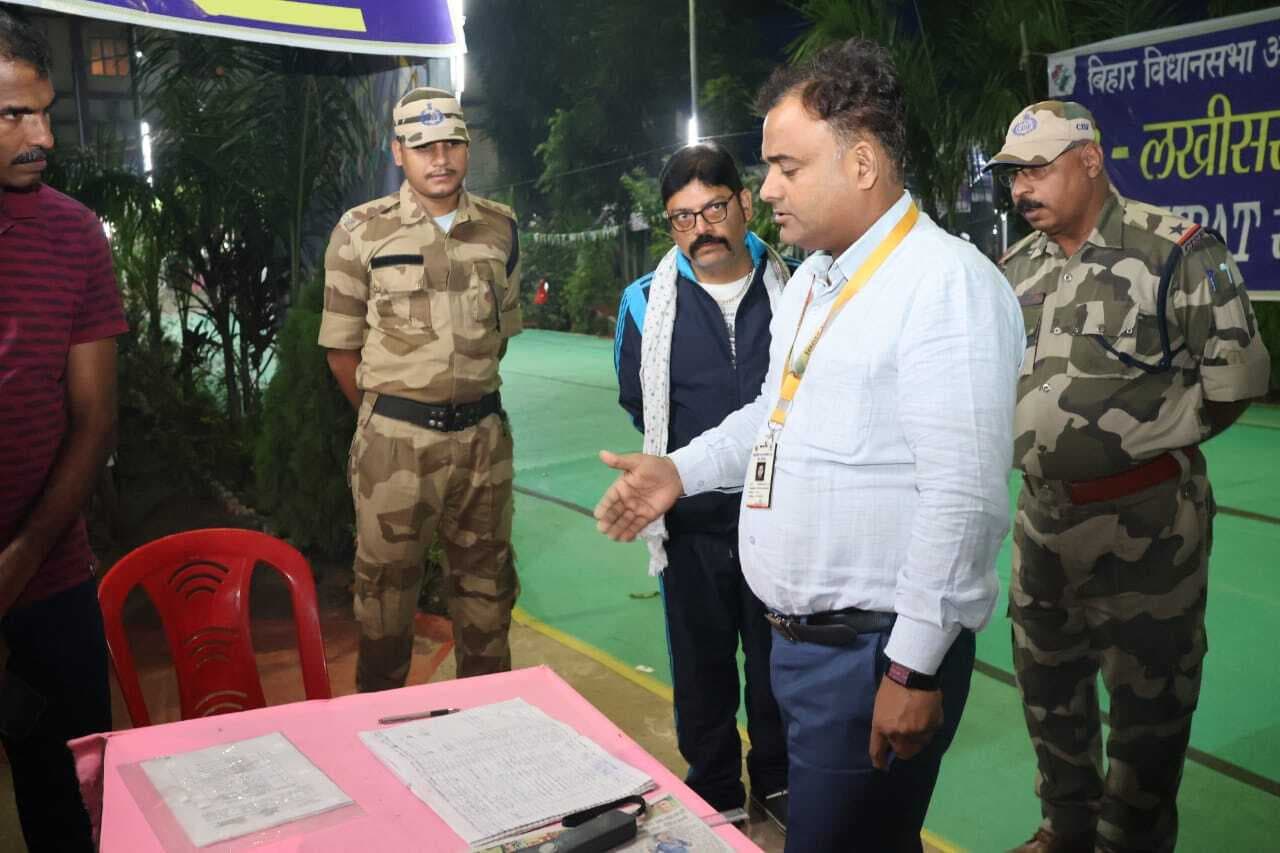 जिलाधिकारी ने किया स्ट्रांग रुम परिसर का निरीक्षण